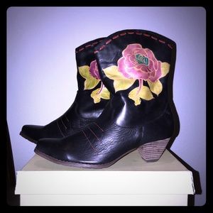 L’Artiste “Aster” Leather Boots
